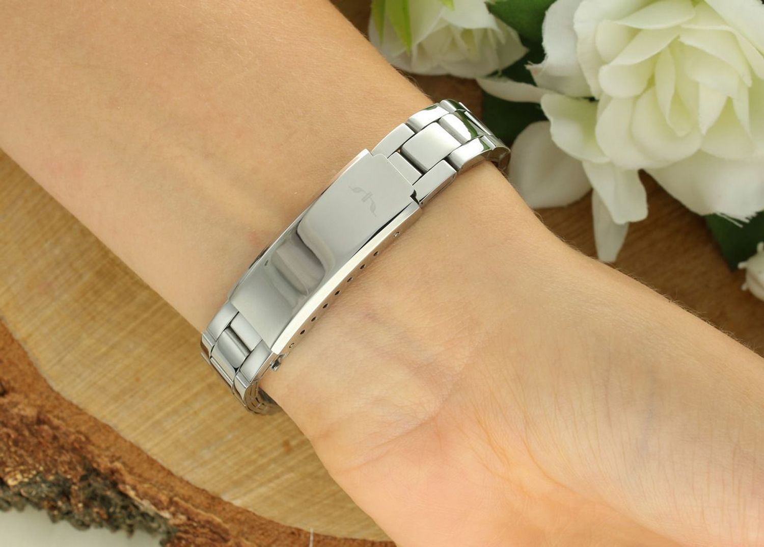 Bisset BSBF30 – elegancki damski zegarek szwajcarski z mechanizmem kwarcowym, białą tarczą, szafirowym szkłem i stalową bransoletą z blokadą. Wodoszczelność 30 m.1.jpg